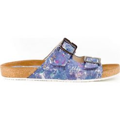 Klapki - skóra naturalna - model 340 - kolor niebieskie kwiaty. Niebieskie klapki damskie Zapato, w kwiaty, ze skóry, bez obcasa. Za 259,00 zł.