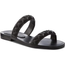 Klapki STUART WEITZMAN - Rosita XL17448 Black Tpu. Czarne klapki damskie marki Stuart Weitzman, bez wzorów, ze skóry ekologicznej, bez obcasa, na obcasie. W wyprzedaży za 729,00 zł.