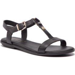 Sandały TOMMY HILFIGER - Elevated Leather Flat Sandal FW0FW03946 Black 990. Czarne klapki damskie TOMMY HILFIGER, bez wzorów, ze skóry, bez obcasa, na obcasie. W wyprzedaży za 279,00 zł.