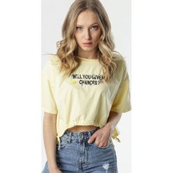 Jasnożółty T-shirt Ethimelle. Żółte bluzki damskie Born2be, s, z haftami, bez kołnierzyka, z krótkim rękawem. Za 49,99 zł.