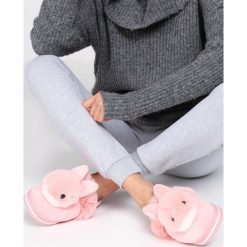 Jasnoróżowe Kapcie Chuckle. Szare kapcie damskie marki Born2be. Za 34,99 zł.