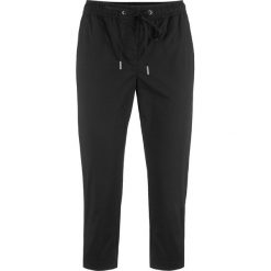 Spodnie 3/4 z wiązanym paskiem bonprix czarny. Czarne spodnie damskie bonprix, z elastanu. Za 79,99 zł.