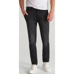 Spodnie jeansowe slim - Czarny. Czarne spodnie męskie Reserved, m, bez wzorów, z jeansu. Za 149,99 zł.