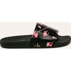 Armani Exchange - Klapki. Czarne klapki damskie Armani Exchange, bez wzorów, z gumy, bez obcasa, na obcasie. W wyprzedaży za 199,90 zł.