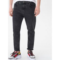 Denimowe spodnie carrot - Czarny. Czarne spodnie męskie House, m, bez wzorów, z jeansu. Za 119,99 zł.