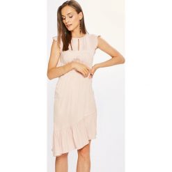 Vero Moda - Sukienka Dixie. Czarne sukienki damskie Vero Moda, na co dzień, s, bez wzorów, z poliesteru, casualowe, z okrągłym kołnierzem, z krótkim rękawem, krótkie, mini, asymetryczne. W wyprzedaży za 69,90 zł.