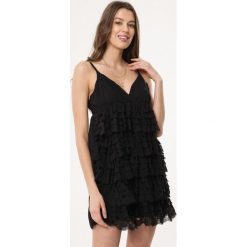 Czarna Sukienka Latest Thing. Czarne sukienki damskie Born2be, na co dzień, s, bez wzorów, bez kołnierzyka, bez rękawów, mini, proste. Za 49,99 zł.