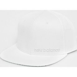 New Balance - Czapka. Białe czapki damskie New Balance, bez wzorów, z bawełny. W wyprzedaży za 79,90 zł.