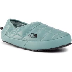 Kapcie THE NORTH FACE - Thermoball Traction Mule V T93VIHH48 Trellis Green/Tnf Black. Zielone klapki damskie The North Face, bez wzorów, z tworzywa sztucznego, bez obcasa. Za 199,00 zł.