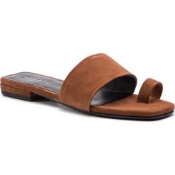 Japonki VAGABOND - Becky 4715-240-32 Brandy. Pomarańczowe klapki damskie Vagabond, bez wzorów, ze skóry, bez obcasa, na obcasie. W wyprzedaży za 269,00 zł.