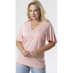 Jasnoróżowa Bluzka Aethenos. Różowe bluzki damskie Born2be, xl, bez wzorów, bez kołnierzyka, bez rękawów. W wyprzedaży za 39,99 zł.
