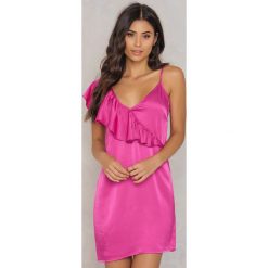 Sukienki: NA-KD Trend Sukienka mini z asymetryczną falbaną – Pink
