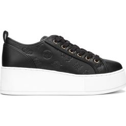 Guess Neeka Tenisówki Czarny. Czarne trampki i tenisówki damskie Guess, z aplikacjami, z materiału, bez zapięcia. Za 505,95 zł.