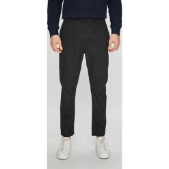 Tommy Jeans - Spodnie Randy. Czarne spodnie męskie Tommy Jeans, na co dzień, bez wzorów, z bawełny, casualowe. W wyprzedaży za 199,90 zł.