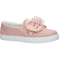 Różowe półbuty slip on z kokardą Casu B859-20. Różowe półbuty damskie Casu, bez wzorów, bez obcasa, bez zapięcia. Za 39,99 zł.