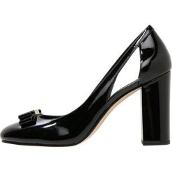 MICHAEL Michael Kors CARLSON Czółenka black. Czarne czółenka marki MICHAEL Michael Kors, z gumy, przed kolano, na wysokim obcasie. Za 669,00 zł.
