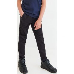 Spodnie chino -. Spodnie męskie Reserved, bez wzorów. Za 59,99 zł.