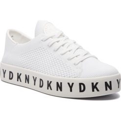 Sneakersy DKNY - Banson K4891177 White. Białe półbuty damskie DKNY, bez wzorów, z tworzywa sztucznego, bez obcasa, na obcasie, bez zapięcia. W wyprzedaży za 449,00 zł.