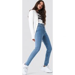 NA-KD Trend Jeansy slim z wysokim stanem - Blue. Niebieskie spodnie damskie z wysokim stanem marki NA-KD Trend, z jeansu, z podwyższonym stanem. Za 202,95 zł.