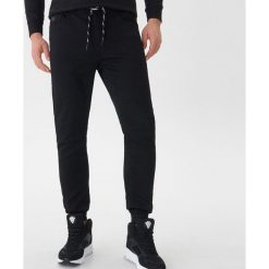 Denimowe joggery - Czarny. Czarne spodnie męskie House, m, bez wzorów, z jeansu. Za 99,99 zł.