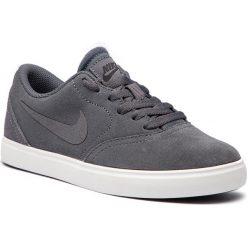 Buty NIKE - Sb Check Suede (GS) AR0132 002 Dark Grey/Dark Grey Black. Szare półbuty damskie Nike, ze skóry. W wyprzedaży za 169,00 zł.