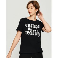 Bawełniany t-shirt z nadrukiem - Czarny. Czarne t-shirty damskie Sinsay, l, z nadrukiem, z bawełny. Za 24,99 zł.
