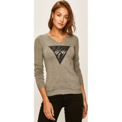 Guess Jeans - Sweter. Białe swetry damskie Guess Jeans, s, z aplikacjami, z wiskozy, z długim rękawem, długie, bez kaptura. Za 339,90 zł.