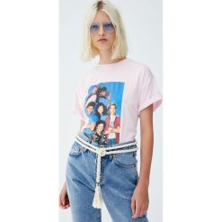 Koszulka „Saved by the Bell”. Czerwone t-shirty damskie Pull&Bear. Za 59,90 zł.