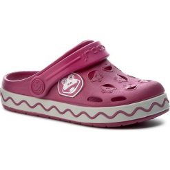 Klapki COQUI - Froggy 8801 Magenta/Stone. Różowe sandały dziewczęce marki Coqui, z tworzywa sztucznego, na klamry. Za 59,99 zł.