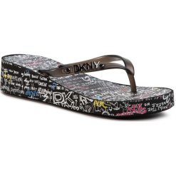 Japonki DKNY - Jazzi K1083913 Blk. Czarne klapki damskie DKNY, bez wzorów, z tworzywa sztucznego, bez obcasa, na obcasie. W wyprzedaży za 179,00 zł.