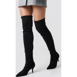 NA-KD Shoes Kozaki na niskim obcasie - Black. Czarne kozaki damskie NA-KD Shoes, za kolano, na niskim obcasie, na obcasie, bez zapięcia. Za 242,95 zł.