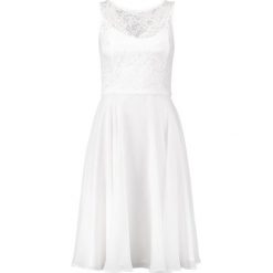 Swing Sukienka koktajlowa white. Białe sukienki koktajlowe marki Swing, z materiału. W wyprzedaży za 440,30 zł.