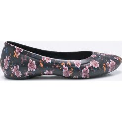 Crocs - Baleriny. Czarne baleriny damskie marki Crocs, z materiału. W wyprzedaży za 159,90 zł.
