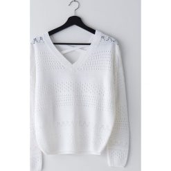 Sweter z ozdobnym dekoltem na plecach -. Swetry damskie Cropp, s, bez wzorów, bez rękawów, bez kaptura. Za 69,99 zł.