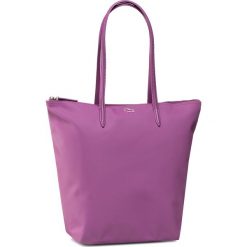 Torebka LACOSTE - Vertical Shopping Bag NF1890PO Meadow Mauve D51. Fioletowe torebki klasyczne damskie Lacoste, z aplikacjami, ze skóry ekologicznej, klasyczne, zdobione, bez dodatków. W wyprzedaży za 339,00 zł.