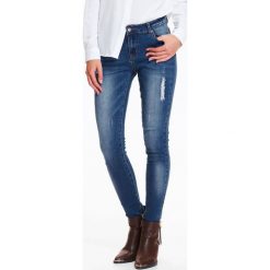 SPODNIE DAMSKIE DENIMOWE Z DRAPOWANIEM. Niebieskie rurki damskie Top Secret, s, z denimu. W wyprzedaży za 49,99 zł.