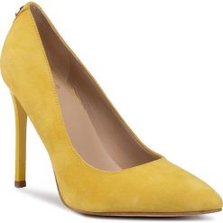 Szpilki GUESS - Crew4 FL5CR4 SUE08 YELLOW. Żółte półbuty damskie Guess, z aplikacjami, z zamszu, bez obcasa, na obcasie, bez zapięcia. W wyprzedaży za 509,00 zł.