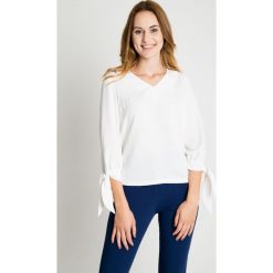 Bluzka ecru z wiązaniami na rękawach BIALCON. Szare bluzki damskie BIALCON, bez wzorów, eleganckie, z klasycznym kołnierzykiem, bez rękawów. Za 169,00 zł.