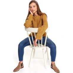 Sweter długi rękaw damski luźny, pudełkowy, kimono. Żółte swetry damskie Top Secret, na zimę, bez wzorów, z dzianiny, klasyczne, z długim rękawem, długie, bez kaptura. W wyprzedaży za 49,99 zł.