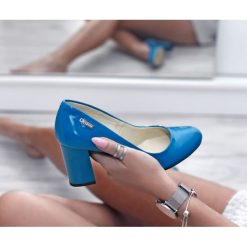 Lakierowane czółenka na słupku - skóra naturalna - model 042 - kolor turkusowy lakier. Niebieskie czółenka damskie Zapato, w kolorowe wzory, z jeansu, z okrągłym noskiem. W wyprzedaży za 239,20 zł.