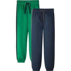Spodnie dresowe (2 pary) bonprix ciemnoniebiesko-zielony. Niebieskie dresy chłopięce marki bonprix, w paski, z dresówki. Za 49,98 zł.