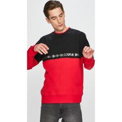 DC - Bluza. Niebieskie bluzy męskie DC, s, z nadrukiem, z bawełny, z okrągłym kołnierzem, bez rękawów, bez kaptura. W wyprzedaży za 159,90 zł.