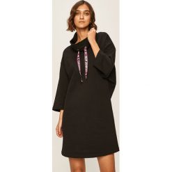 Armani Exchange - Sukienka. Czarne sukienki damskie Armani Exchange, na co dzień, s, bez wzorów, z bawełny, casualowe, z golfem, bez rękawów, mini, proste. Za 479,90 zł.