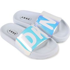 Dkny - Klapki dziecięce. Białe sandały dziewczęce DKNY, z materiału, bez zapięcia. W wyprzedaży za 199,90 zł.