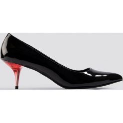 NA-KD Shoes Lakierowane czółenka - Black. Czarne buty ślubne damskie NA-KD Shoes, z lakierowanej skóry, na niskim obcasie, na obcasie. Za 100,95 zł.