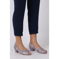 Lawendowe czółenka peep toe błyszczące na niskim obcasie ze skórzaną wkładką Jezzi ASA146-4. Fioletowe czółenka damskie Jezzi, bez wzorów, z otwartym noskiem, na niskim obcasie. Za 99,99 zł.