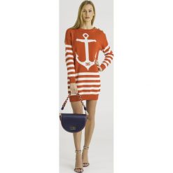 SUKIENKA Elisabetta Franchi. Czerwone sukienki damskie Elisabetta Franchi, na imprezę, bez wzorów, z bawełny, retro, z okrągłym kołnierzem, bez rękawów, mini. Za 1779,00 zł.