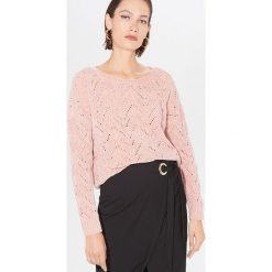 Szenilowy sweter z ażurowym wzorem - Różowy. Różowe swetry damskie Mohito, s, w ażurowe wzory. W wyprzedaży za 39,99 zł.