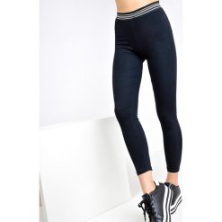 Legginsy we wzory: Czarne legginsy z nadrukiem nice na pasku