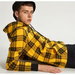 Bluza z kapturem w kratę - Żółty. Żółte bluzy męskie Cropp, s, bez wzorów, z kapturem, bez rękawów, z kapturem. Za 119,99 zł.